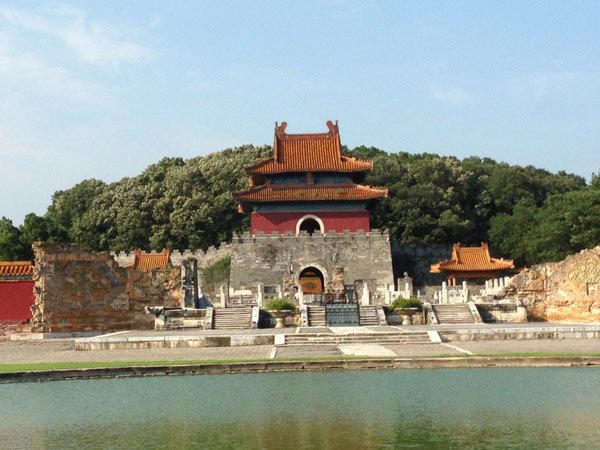 Journalists and tourists visit imperial mausoleum