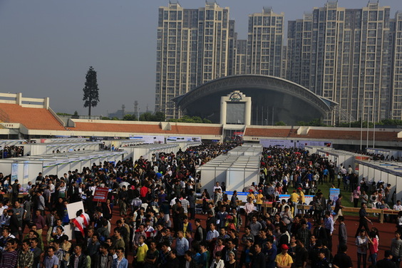 Nearly a thousand graduates find jobs in Xiangyang