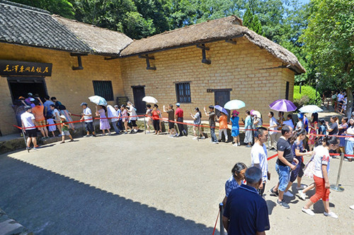 Tourists Throng Chairman Mao's Hometown in Summer