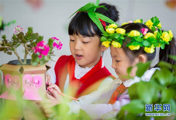 Plants brighten up a classroom in Inner Mongolia