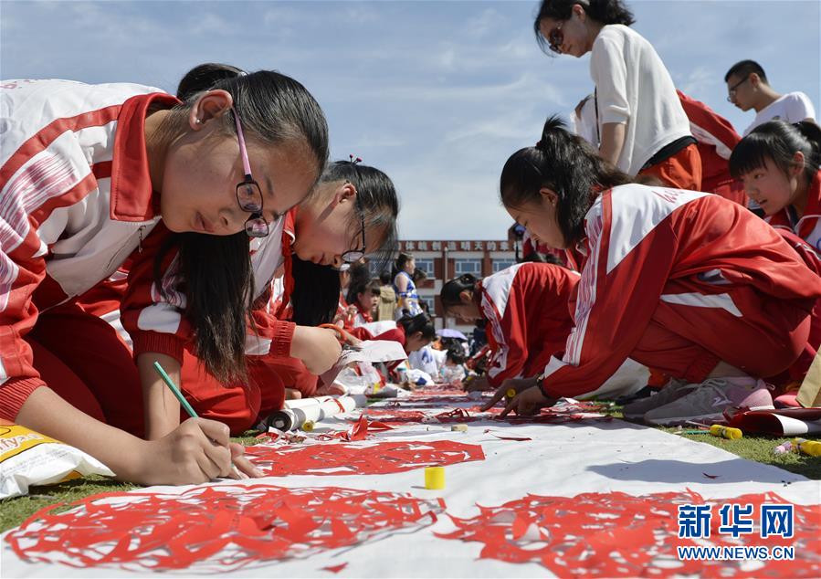 Paper-cutting draws new fans