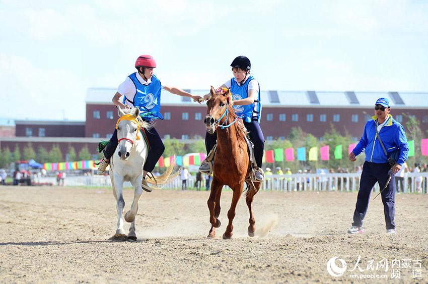 Horseback relay race held in Hulunbuir