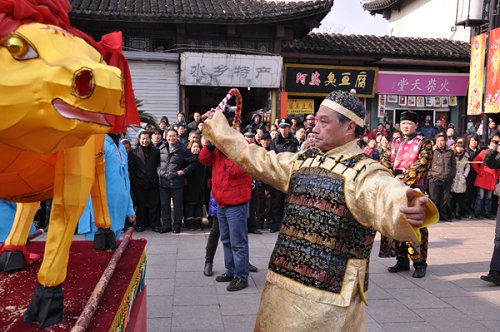 Zhouzhuang hosts Spring Festival cattle drumming custom