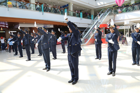 Flash mob promotes green and well-mannered travelling