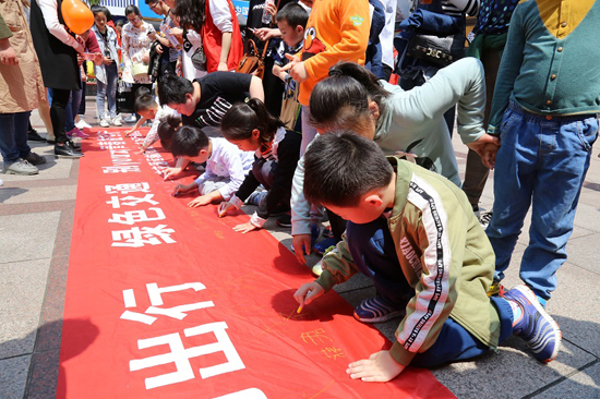 Flash mob promotes green and well-mannered travelling