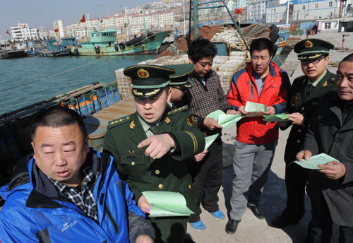 Qingdao popularizes laws to fishermen