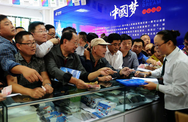 People wait to buy postal products at the post office serving China's first aircraft carrier in Qingdao, Shandong province, on Sept 29. YU FANGPING / for China Daily Post office for <EM>Liaoning</EM> carrier opens