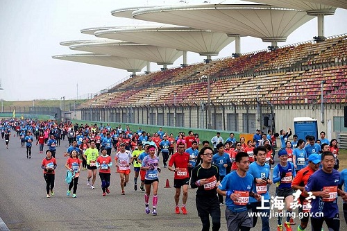 Jiading runners hit the track of New Year's Day