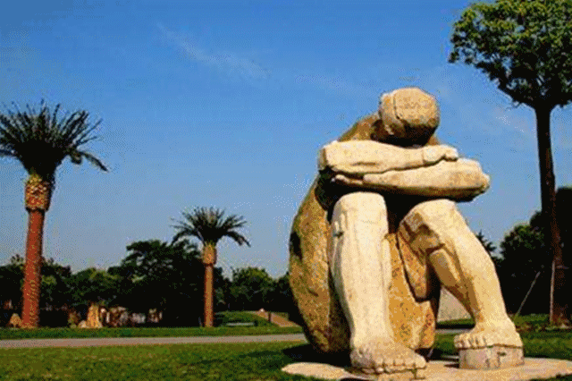 Enjoy spring scenery at Shanghai Moon Lake Sculpture Park