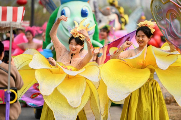 Blooming spring tulips brighten up Tai'an