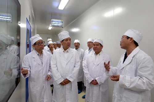 In the Medical Biology Institute of Chinese Academy of Medical Sciences, Qin Guangrong, secretary of Yunnan provincial party committee, and Li Jiheng, governor of Yunnan province, visit Kunming Seed-growing Industrial Base, constructed according to the national 2010-version GMP (Good Manufacturing Practice) standards. Key projects break ground in Kunming