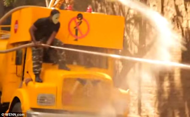 Pee shooters in India<BR>印用水槍噴隨地小便者