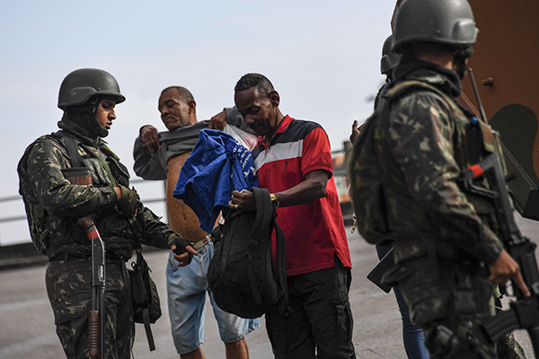 Brazil troops storm Rio slums in bid to catch gang leaders