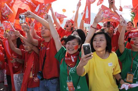 Cheering people watch the 2008 Beijing Olympic Games torch relay in Quanzhou, southeast China's Fujian Province, on May 12, 2008. (Xinhua/Jiang Kehong)
