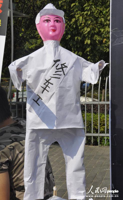 保時(shí)捷自動(dòng)熄火釀事故 車(chē)主為其辦“葬禮”維權(quán)