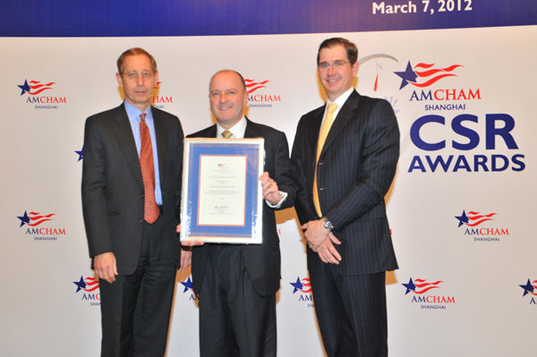 Peter Sykes (center), president of Dow Greater China, receives the award. <P>Dow wins AmCham Shanghai CSR Leadership Award</P>