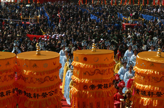 More than 10,000 people from around the world gather to commemorate the Yellow Emperor. 10,000 pay respects to Yellow Emperor in Shaanxi