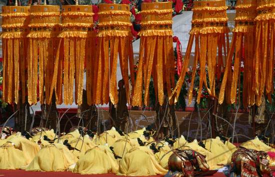 Actresses perform during the ceremony. 10,000 pay respects to Yellow Emperor in Shaanxi