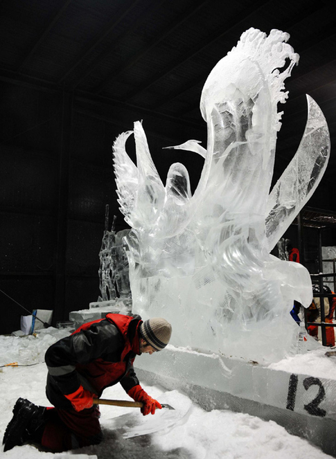 A Russian sculptor carves an ice sculpture in the Harbin International Ice Sculpture Competition in Northeast China's Heilongjiang province on Jan 8, 2013. Harbin Intl Ice Sculpture Competition