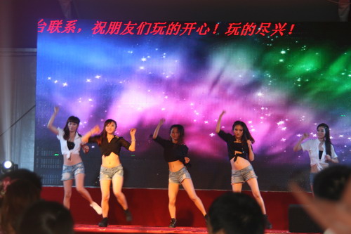 Artists stage performances in Qingdao Beer City