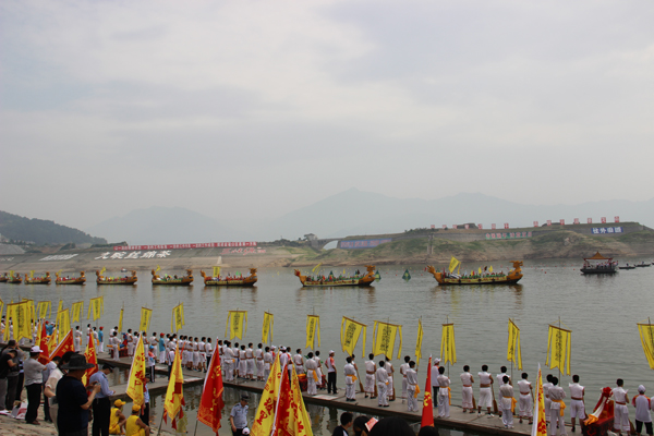 Yichang held dragon boat race