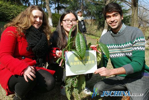 Chinese and foreign students plant friendship trees