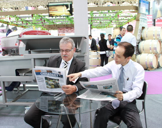 Foreigner reads articles