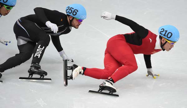 Liang Wenhao, right, of China competes in the men's 500m short track speed skating preliminaries at Sochi 2014 Winter Olympic Games on Feb 18, 2014. 3 Chinese short trackers into men's 500m quarters
