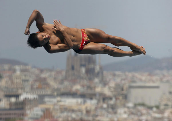 China's Li Shixin performs a dive at the men's 1m springboard final during the World Swimming Championships at the Montjuic municipal pool in Barcelona, July 22, 2013. China wins one more gold at World Championships