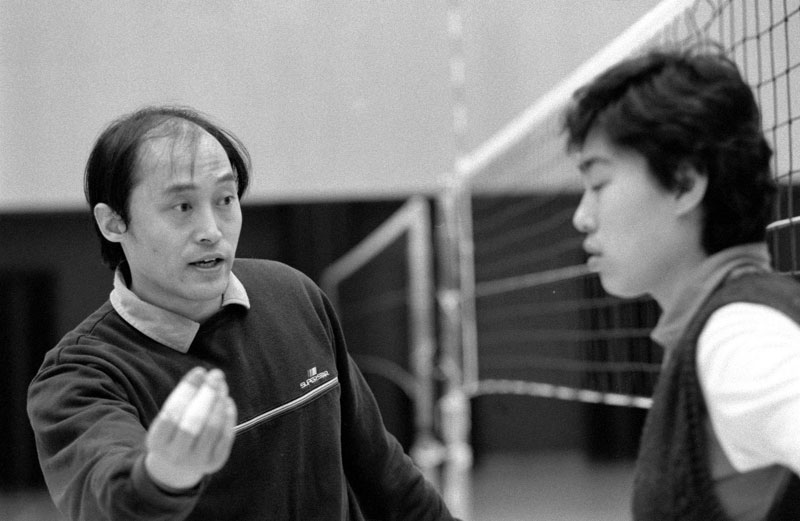 Hu Jin (left) instructs setter Su Huijuan during a training session in this photo taken in 1989. China's women's volleyball head coach since 1980s