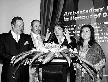 Ambassadors turn out to fete CPPCC member