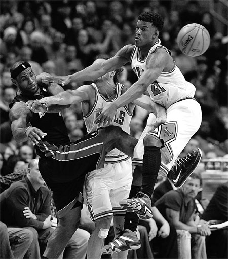 James, Bosh lead Heat past Bulls