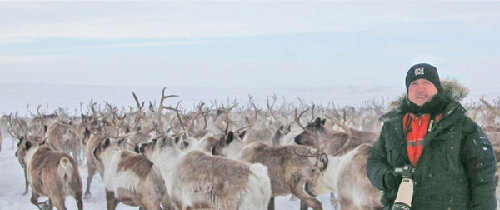 63歲中國退休男人追夢北極拍攝當?shù)卦∶? style=