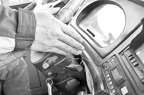 公交司機(jī)巧手自制 “語音播報手柄”