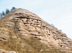 高山上的神秘黑洞 探尋商洛崖墓群(圖)