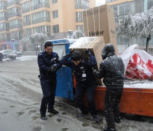 商務(wù)部長(zhǎng)談網(wǎng)購(gòu) 物流快遞服務(wù)需改進(jìn)