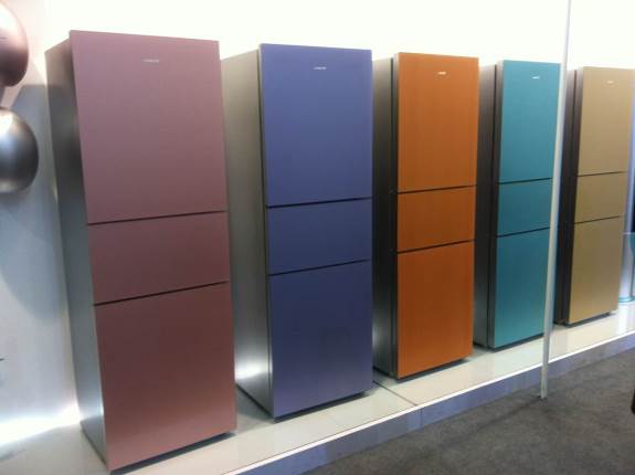 上海家博會驚現(xiàn)玉石彩晶冰箱 電器個性定制引關(guān)注