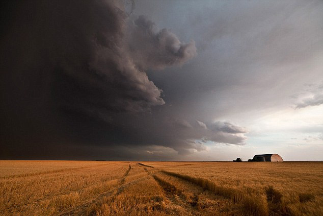 美女?dāng)z影師記錄巨獸般超級風(fēng)暴云