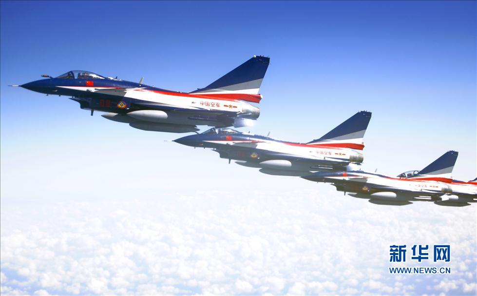 中國(guó)空軍7架殲-10表演機(jī)飛抵莫斯科(高清)