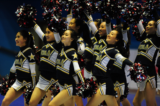 特步中國大學(xué)生足球啦啦隊(duì)炫舞賽場 綻放青春與夢想