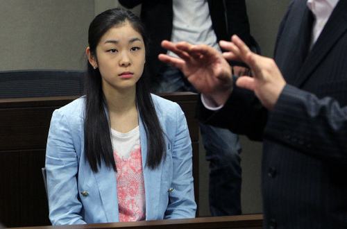 金妍兒學(xué)生扮相進課堂 儀表端莊神情專注