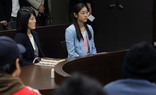 金妍兒學(xué)生扮相進課堂 儀表端莊神情專注