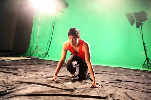 劉翔助力鉆石聯(lián)賽 拍攝現(xiàn)場(chǎng)認(rèn)真擺pose