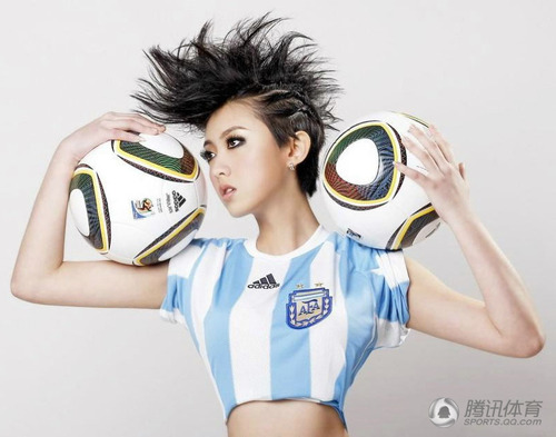 足球?qū)氊惗￡隙贪l(fā)造型助威世界杯