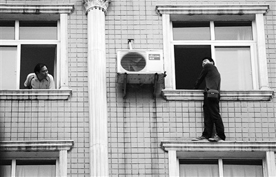 男子巨額投入購彩無緣大獎 爬上八樓欲輕生