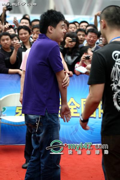 四體會(huì)推廣活動(dòng)記者鬧場(chǎng) 丁俊暉被鏡頭撞傷