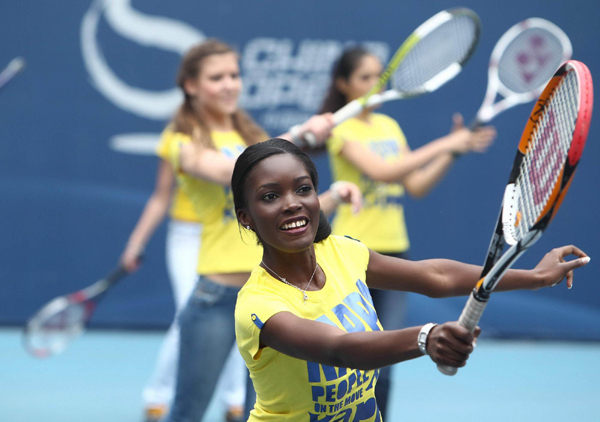 國(guó)際比基尼小姐蓮花球場(chǎng)揮拍獻(xiàn)藝