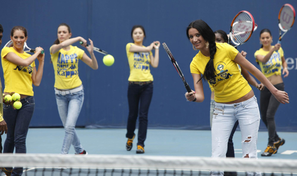國際比基尼小姐蓮花球場揮拍獻藝