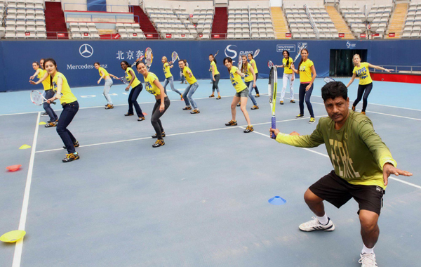 國際比基尼小姐蓮花球場揮拍獻藝