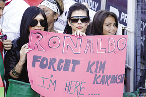 一場(chǎng)熱身賽吸引3萬(wàn)球迷 C羅10分鐘引11次人浪